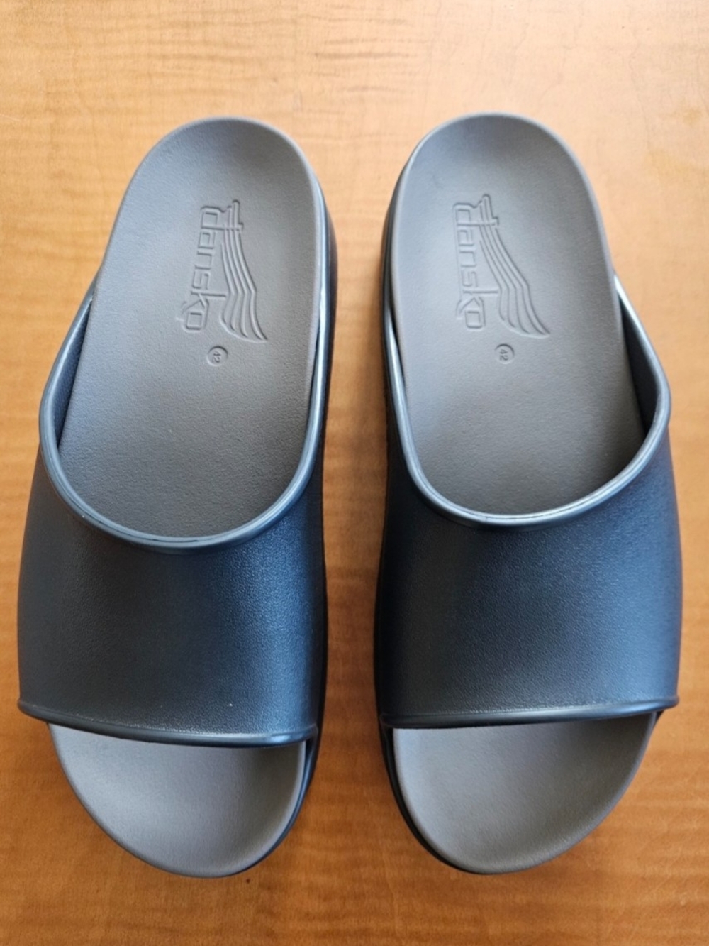 (NWOT)Dansko Women's Devyn Molded wide-strap slide